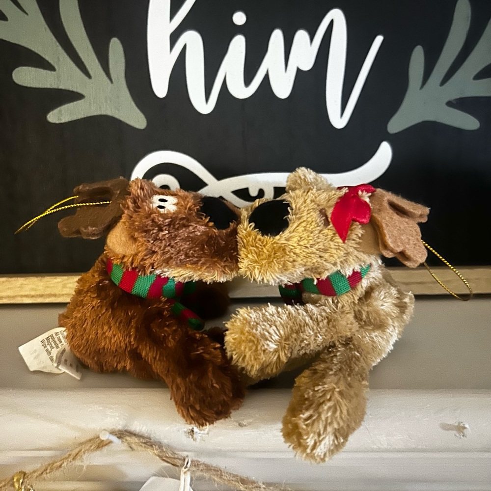 Hallmark Rodney & Rhonda Kissing Reindeers Plush Magnetic Lips Ornament